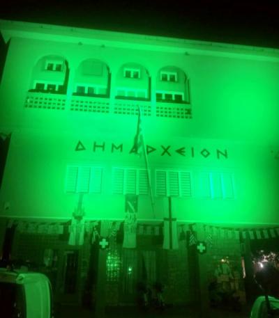 Στα πράσινα φωταγωγήθηκε το Δημαρχείο Νάουσας