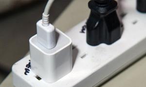 Γιατί δεν πρέπει να αφήνουμε τον φορτιστή στην πρίζα