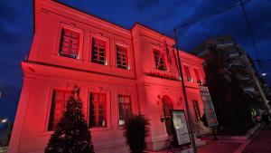 Στα &quot;κόκκινα&quot; φωταγωγήθηκε σήμερα το Δημαρχείο Βέροιας