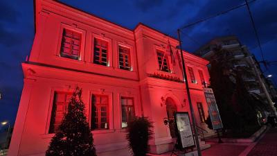Στα &quot;κόκκινα&quot; φωταγωγήθηκε σήμερα το Δημαρχείο Βέροιας