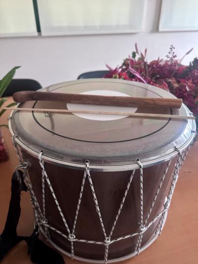 Δώρισε νταούλι στο Δημοτικό Ωδείο Βέροιας