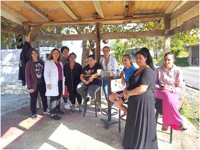 Γυναίκες Ρομά της Βέροιας ενημερώθηκαν για τον τρόπο αυτοεξέτασης του μαστού.