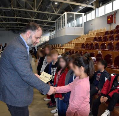 Απονομή διπλωμάτων εκμάθησης κολύμβησης σε μαθητές δημοτικών σχολείων