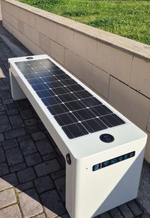 Δύο «έξυπνα» παγκάκια στην Πλατεία Δημαρχείου της Βέροιας