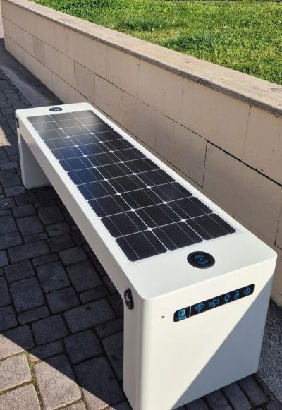 Δύο «έξυπνα» παγκάκια στην Πλατεία Δημαρχείου της Βέροιας