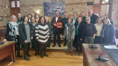 Δωρεά απινιδωτή στον Δήμο Βέροιας για το ΚΑΠΗ στο Βήμα Αποστόλου Παύλου, από τον Χορευτικό Όμιλο «Χοροθεραπεία»