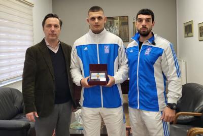 Τιμητική πλακέτα από τον Δήμαρχο Νάουσας στον διακριθέντα αθλητή του kick boxing Αλέξανδρο Δάιο