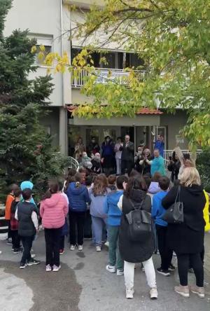 Επίσκεψη του Δημοτικού Σχολείου Ραχιάς-Τριποτάμου στο Γηροκομείο Βέροιας / Μια επίσκεψη γεμάτη αγάπη και χαρά!