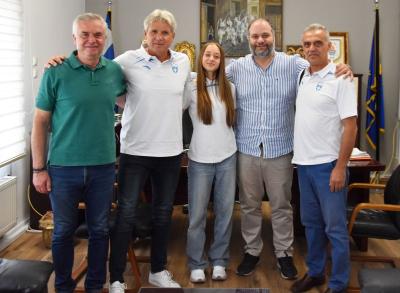 Επίσκεψη της πρωταθλήτριας του άλματος σε ύψος Ζωής Καραλιοπούλου στον Δήμαρχο Νάουσας
